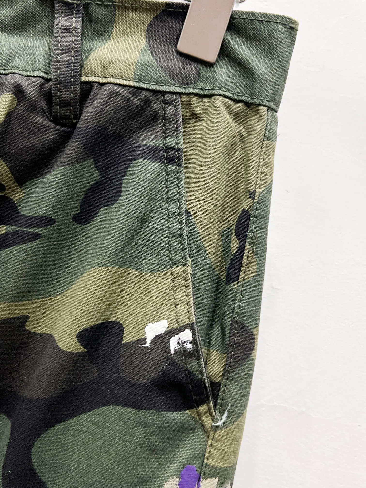 p260 Style No.: (c069) GALLERY DEPT. 2025 new camouflage stitching hand-painted multi-pocket couple style loose bootcut jeans. Top ceiling quality. Styles with different washed textures. Very friendly to people with thin legs and thick legs. The bootcut style is very flattering to the leg shape. Moderate length that never goes out of style. Easy to match. Basic styling for various styles. A must-have in the wardrobe! The fabric is stiff but also makes the upper body soft without losing texture. The washing process is even more perfect. It is a must-have item for everyone! ! ! Washed wheat, hang tag, pants label, complete with three labels Color: camouflage green Size: 28, 30, 32, 34, 36 (five sizes)